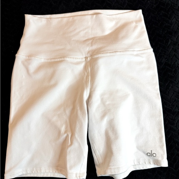 Alo workout shorts - Picture 1 of 3